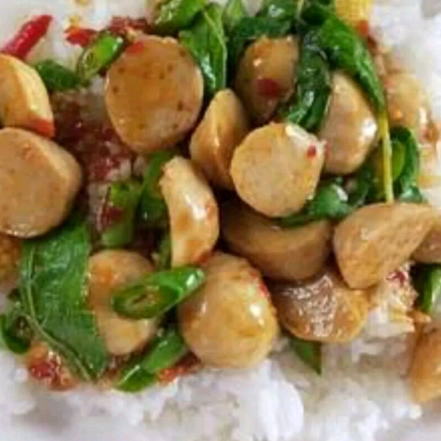 กระเพราลูกชิ้นหมู