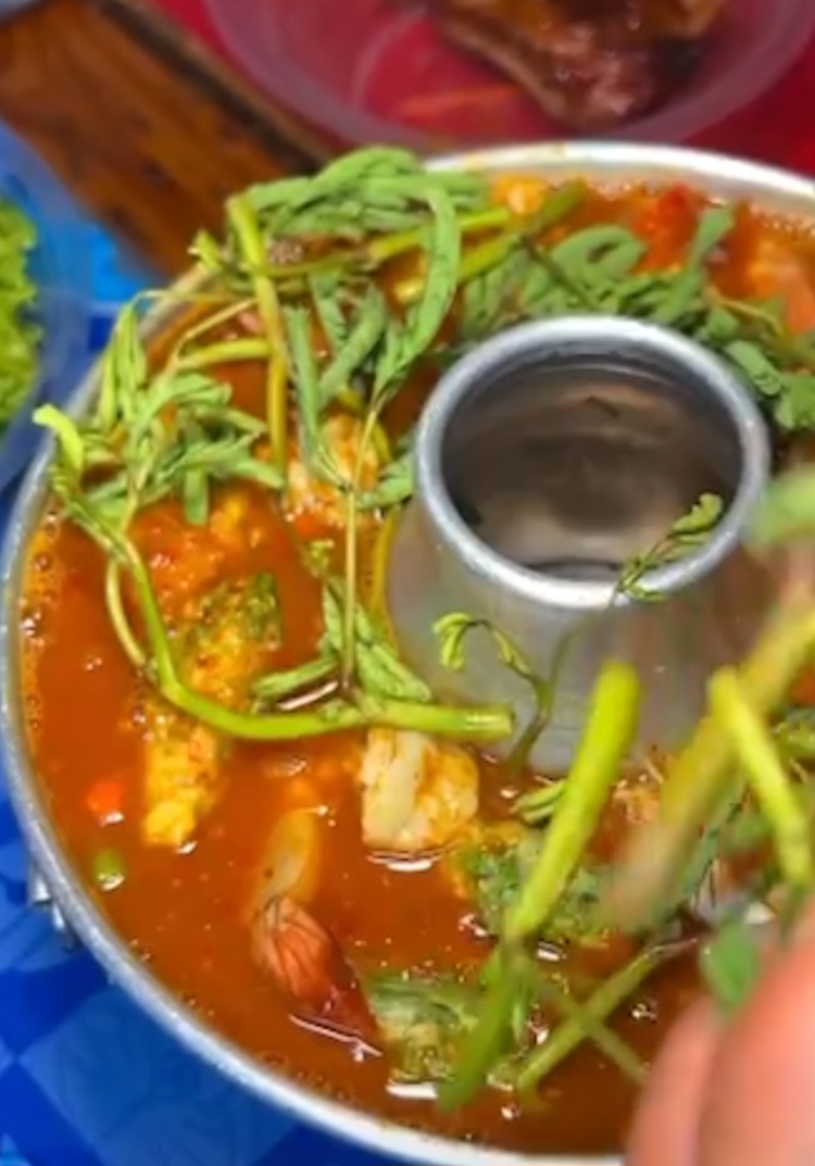 แกงส้มชะอมไข่ใส่กุ้ง หม้อไฟ