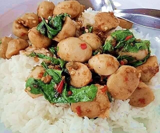 กระเพราลูกชิ้นเนื้อ